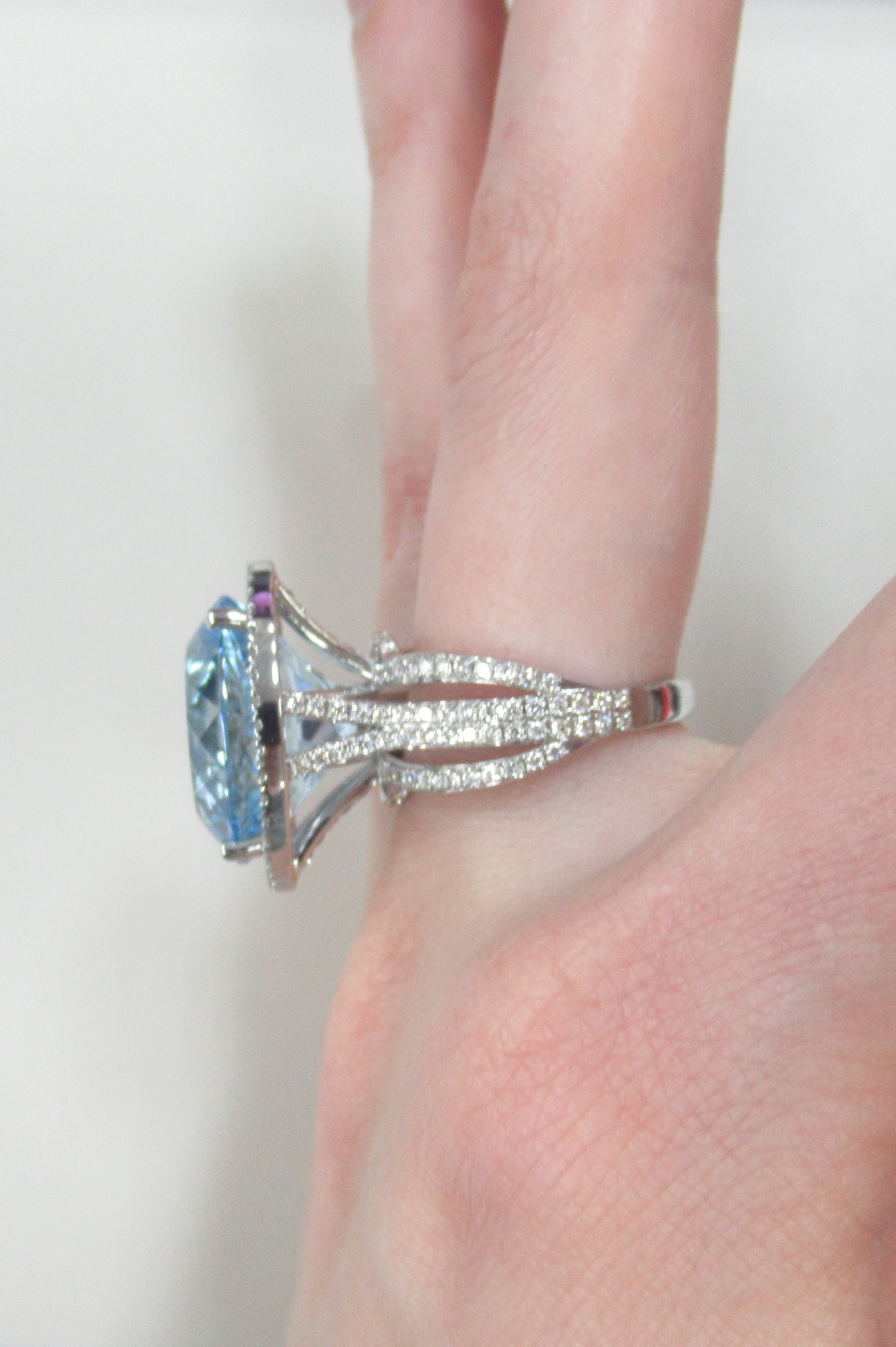 Кольцо из белого золота с топазом